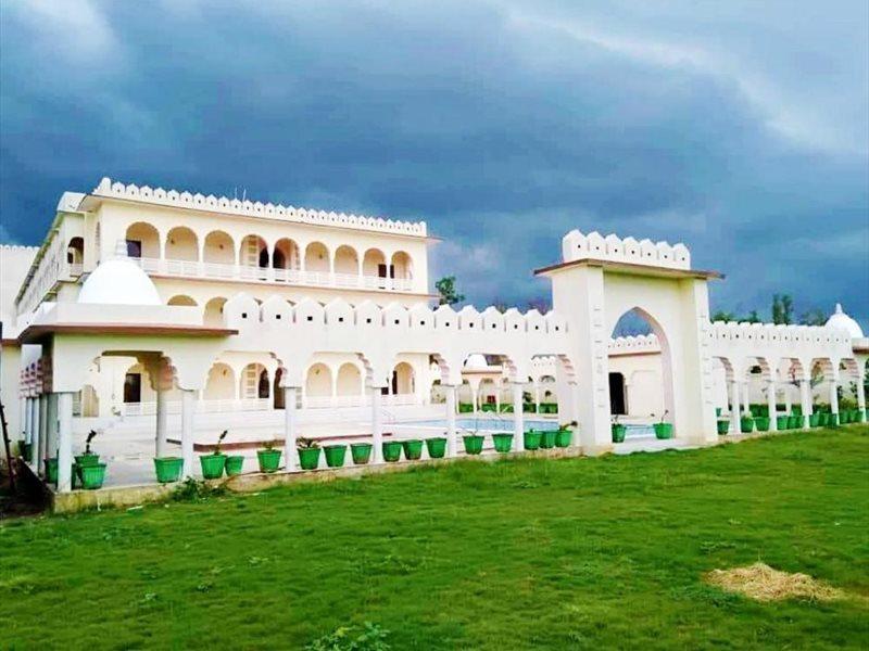 Regenta Resort Bharatpur Bagian luar foto